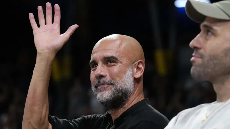 Aficionados del Barcelona demuestran su cariño a Pep Guardiola