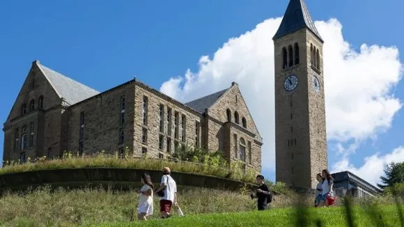 Escándalo en universidad estadounidense de élite por violación grupal contra estudiante