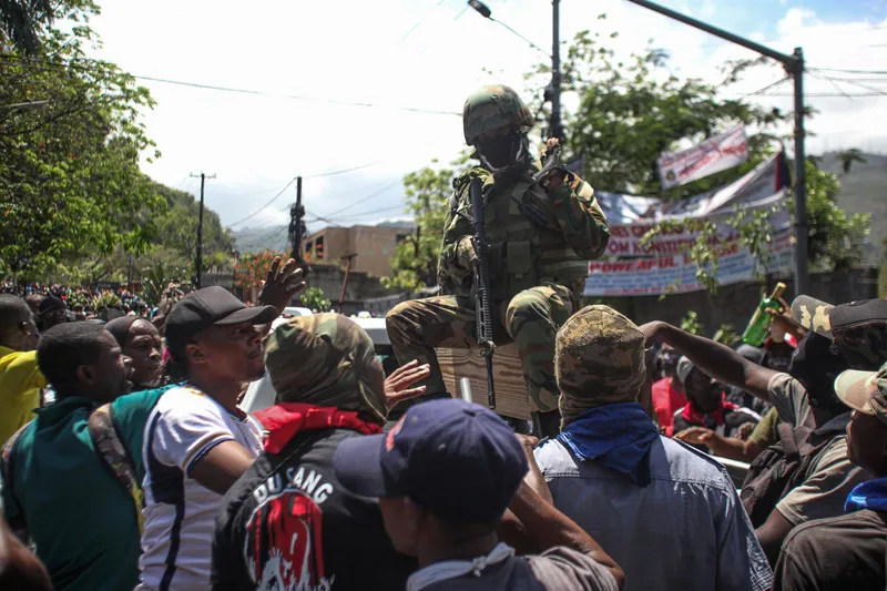Bukele coordina con el primer ministro haitiano el rescate de cuatro militares salvadoreños