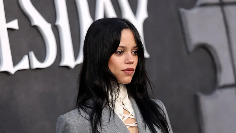Jenna Ortega reaparece y un cambio en su apariencia desata comparaciones con Ariana Grande