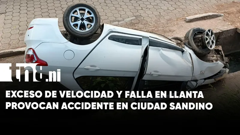 Vehículo pierde el control y termina en canaleta en Ciudad Sandino
