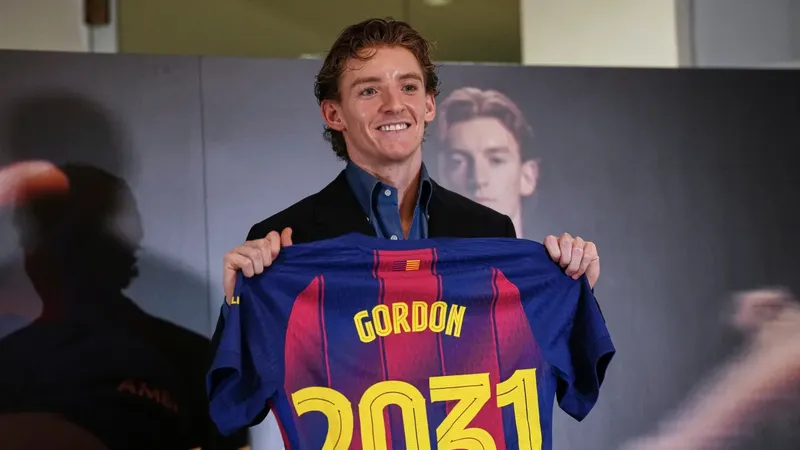 Barcelona oficializa contratación del inglés Anthony Gordon por cinco temporadas