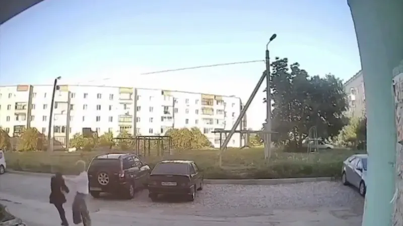 VIDEO: Karma instantáneo castiga a un joven que agredió a su novia