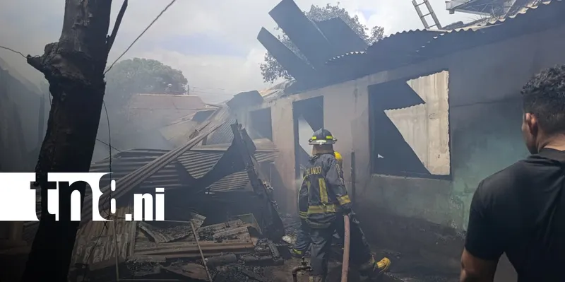 Voraz incendio en Monseñor Lezcano deja viviendas afectadas en Managua