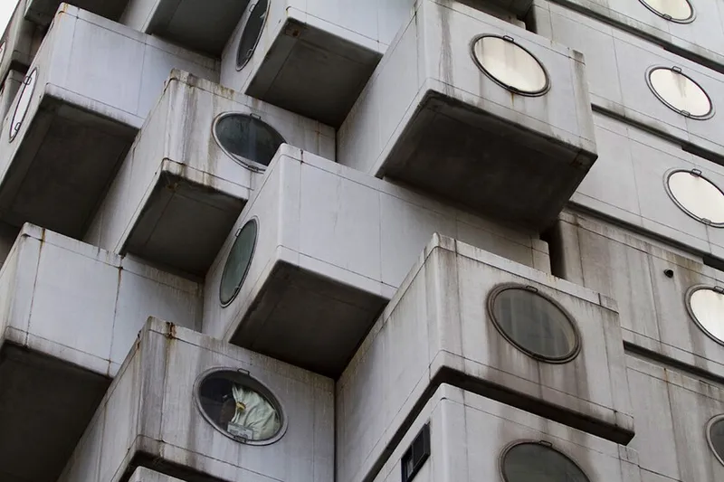 En 1970 Japón levantó viviendas del futuro donde cada cápsula sería reemplazable. Medio siglo después descubrió que nadie sabía repararlas