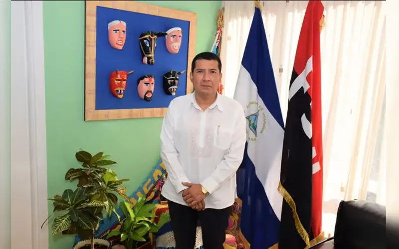 Embajador de Nicaragua en Panamá comparte su nueva obra sobre Latinoamérica