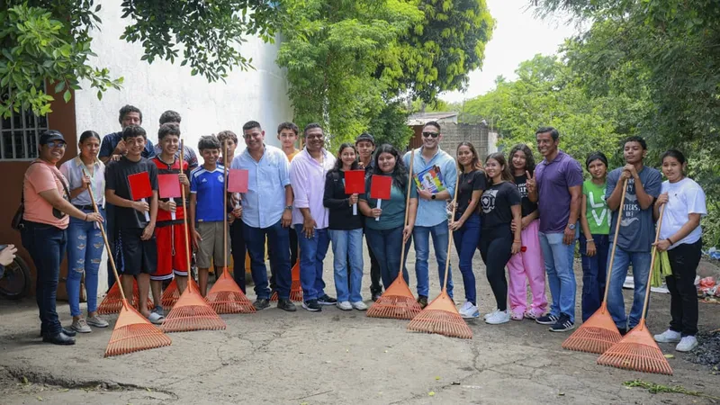 Alcaldía de Managua limpia botadero ilegal en Villa Libertad, Managua