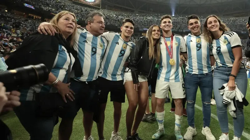 Reunión de cinco horas de Julián, su agente y su familia, para decidir qué camino tomar