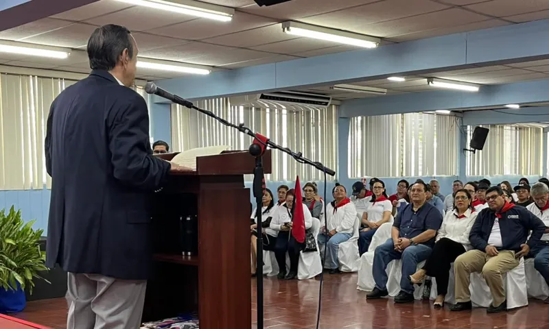 M&R Consultores expone evolución del sistema democrático a jóvenes