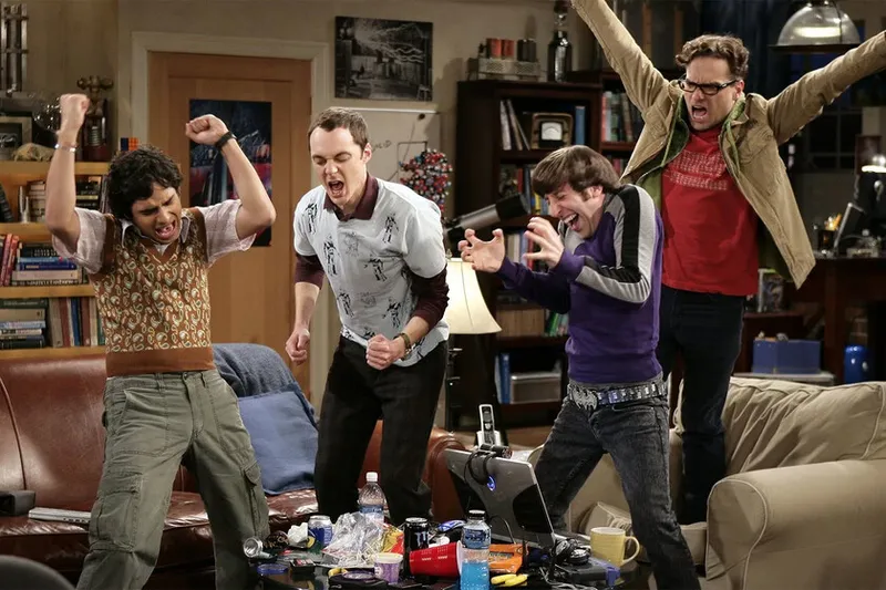 Pasó desapercibido, pero un actor de The Big Bang Theory salió antes en el universo Friends... haciendo (casi) el mismo papel