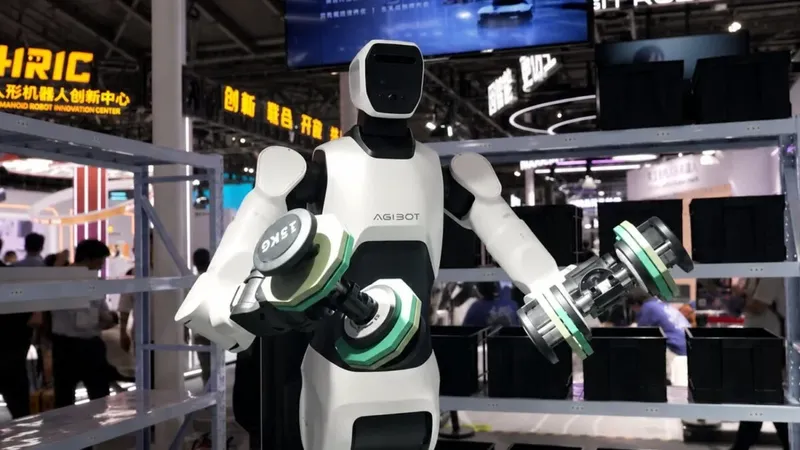 Parece una persona, pero puede levantar 50 kilos: así es el nuevo robot humanoide presentado en Hong Kong