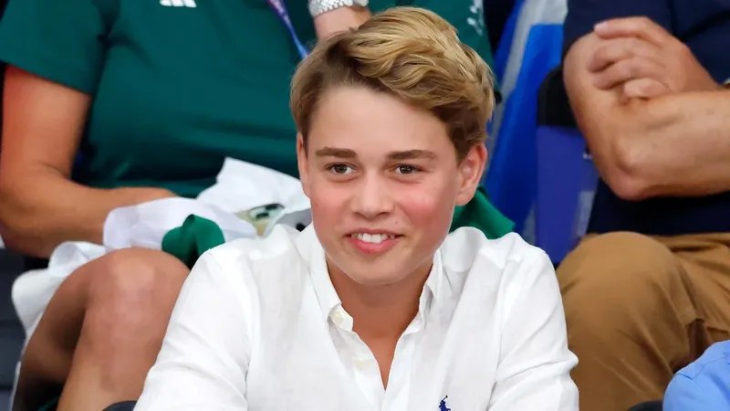 El príncipe George es idéntico al padre del conde Charles Spencer en una foto recién descubierta, ¡el parecido es asombroso!