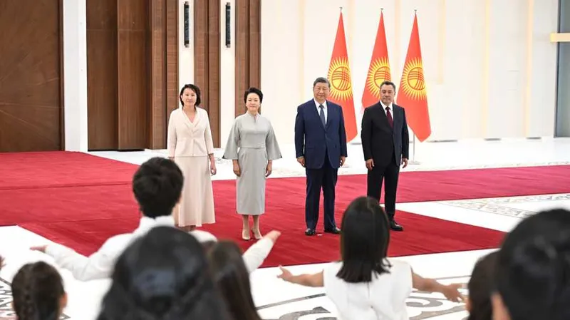 Presidente de China, Xi Jinping y su homólogo de Kirguistán, Sadyr Japarov, sostienen conversaciones informales