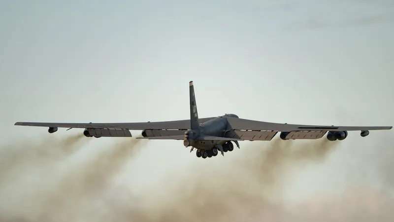 Un bombardero estratégico estadounidense se estrella poco después del despegue de una base militar (FOTO, VIDEO)