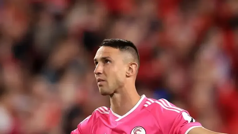 ¡Error garrafal del Sevilla y gol de Álvaro García!