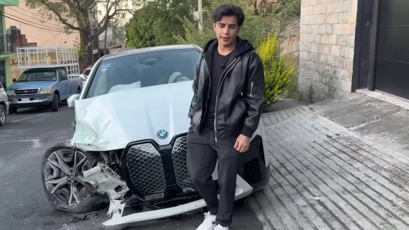 Aarón Mercury choca y DESTROZA su camioneta de lujo; iba “rápido” y se impactó contra una barda