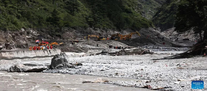 China intensifica rescate tras avalancha de lodo en Xizang