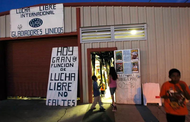 Conmoción por fallecimiento de legendario referí de la lucha libre en plena función en México