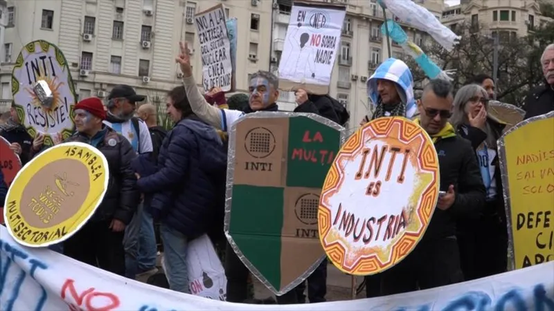 Científicos argentinos denuncian desmantelamiento del desarrollo nuclear por Milei