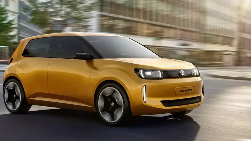 250 km de autonomía y fabricado en la península ibérica: este coche eléctrico de Volkswagen es un 'mini Golf' que peleará con el Renault 5