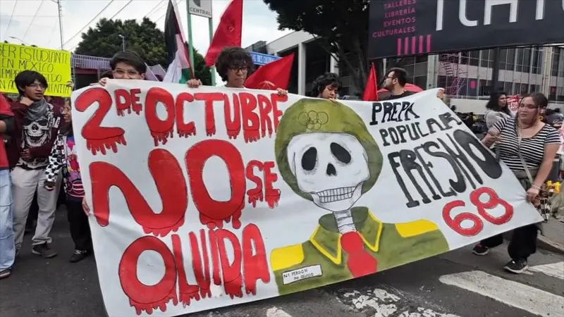 Mexicanos marchan a 58 años del genocidio del 2 de octubre de 1968