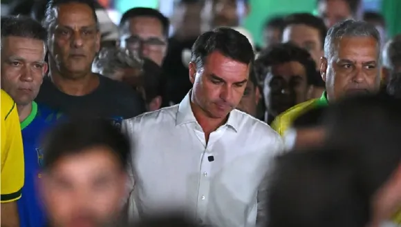 Flávio Bolsonaro llega a EEUU en abierto desacato a la justicia brasileña
