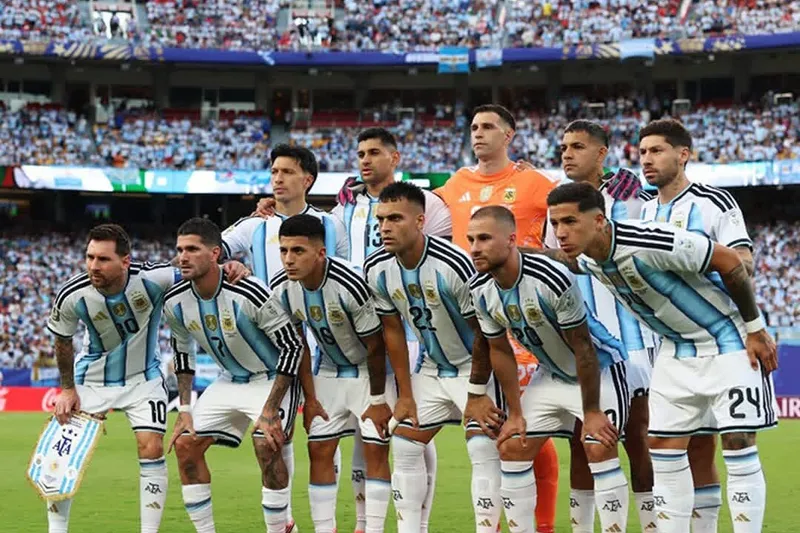 Messi firma triplete y Argentina inicia con triunfo mundialista