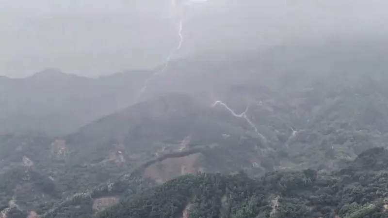 ¿Naturaleza o algo inexplicable?: Extraños rayos y destellos sobre montañas desatan dudas y teorías (VIDEO)