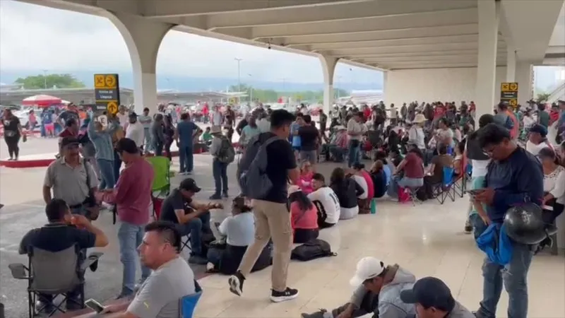 Docentes de la CNTE protestan durante apertura del Mundial en México
