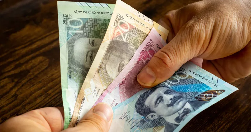 Dólar en Perú rebota tras desplome y el resultado electoral mantiene en vilo al mercado