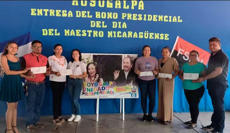 Entregan Bono Presidencial a maestros