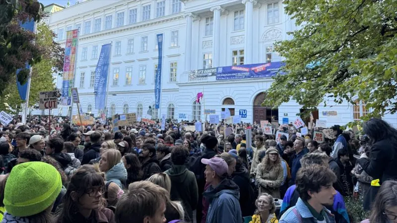 Unos 50 000 manifestantes protestan en Viena contra los recortes educativos