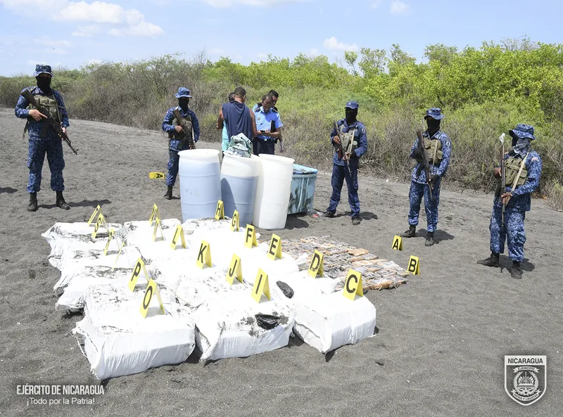 Naval y Policía incautan 499 paquetes de cocaína tras persecución a embarcación en costa del Pacífico