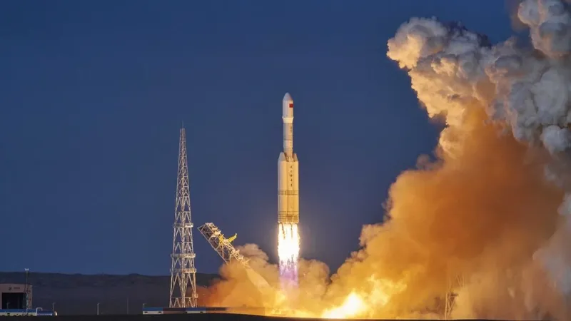 China pone a prueba durante 5.211 segundos el motor de su nuevo “taxi espacial”. En 2027 quiere usarlo para repartir satélites por distintas órbitas y llevar misiones hasta la Luna