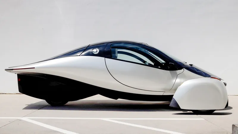 Recarga 75 km de autonomía diaria con tenerlo aparcado al sol: una empresa alemana confirma el dato de este raro coche eléctrico