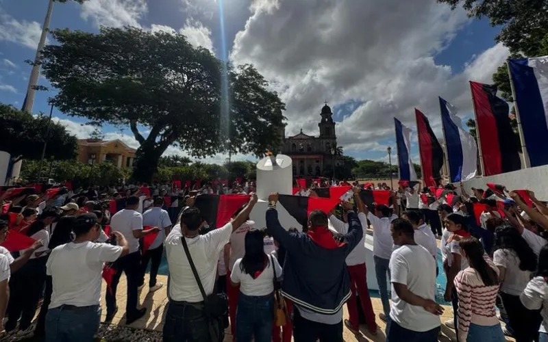 Galería Fotográfica: Entrega de Flores en Homenaje a nuestro Comandante Carlos Fonseca Amador