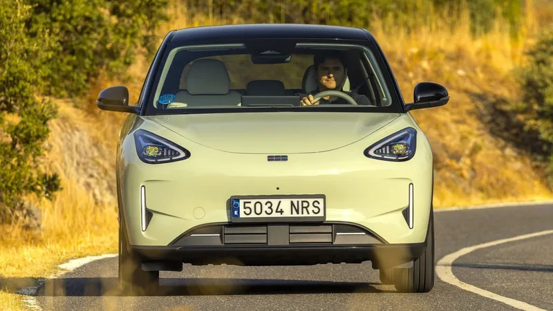 ¿Peligro para el BYD Dolphin Surf? Desde 13.090 € y hasta 497 km: probamos su mayor rival, el Geely E2
