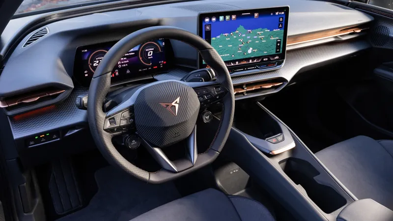 El coche eléctrico fabricado en España que desafía a los SUV: solo 4,05 metros de largo, 441 litros de maletero y 446 km de autonomía