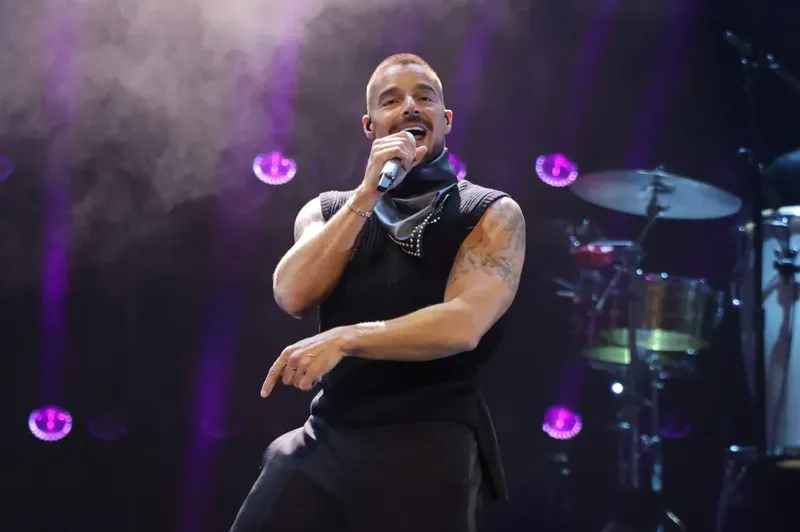 Ricky Martin ‘se encuentra bien’ tras interrupción de concierto en Montenegro por gas lacrimógeno lanzado al escenario