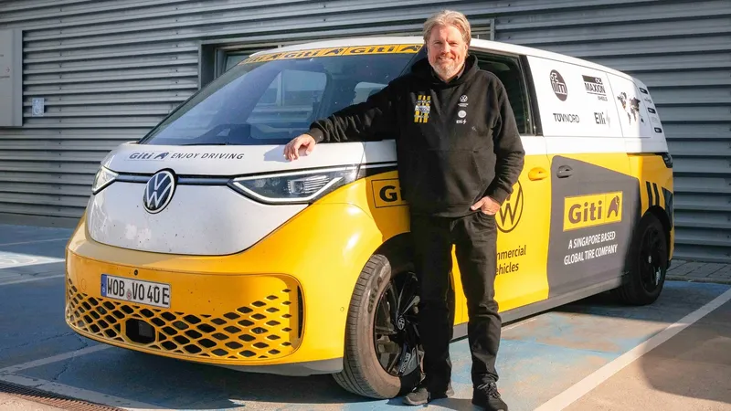 300 ciclos de carga, 92 países y 92.000 km después, la furgoneta ‘hippy’ de Volkswagen pasa la ITV dar la vuelta al mundo