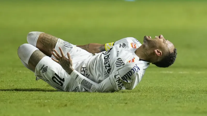 Neymar vuelve a lesionarse y culpa al mal estado de la cancha del Santos