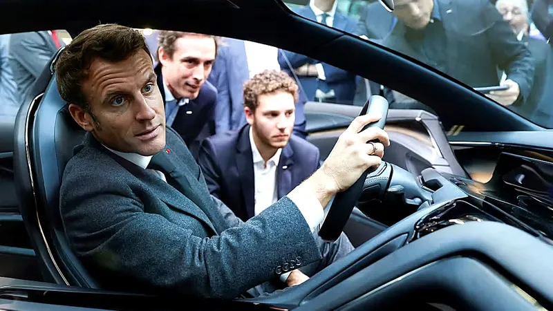 Macron convierte el coche eléctrico en cuestión de Estado: 240.000 cargadores nuevos y ayudas para rentas bajas
