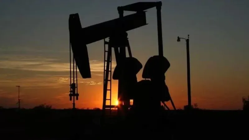 Brent retrocede ligeramente, pero permanece sobre los 110 dólares