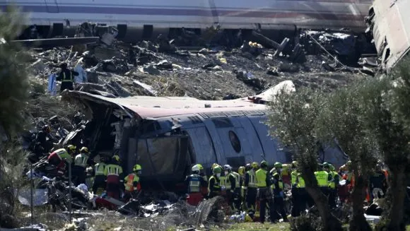 Aumentan a 74 los muertos por la colisión de trenes en España