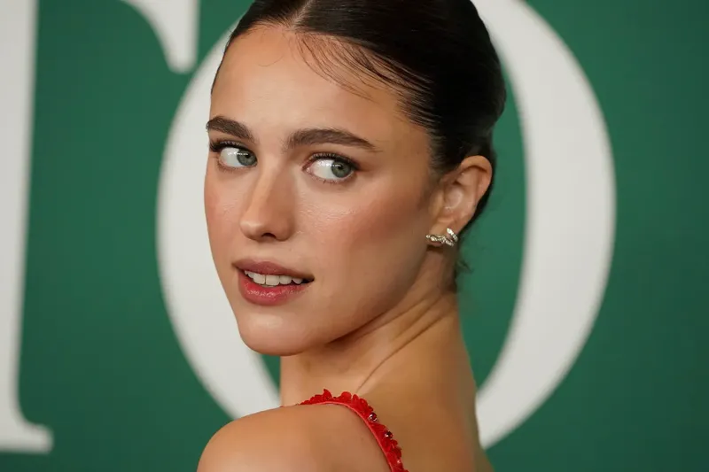 Margaret Qualley hace su primera aparición desde la ruptura de Jack Antonof