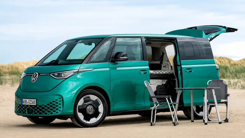 El ID. Buzz gana una nueva vida lejos de la ciudad: Volkswagen lo acerca (y mucho) al mundo camper con un extra muy económico