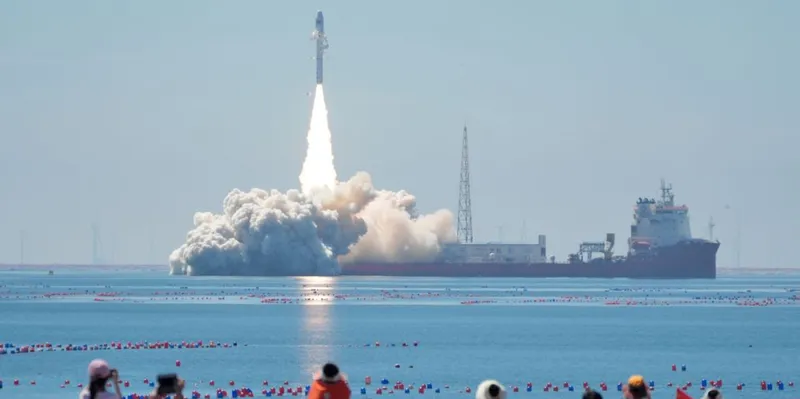 China sorprende al lanzar desde el mar dos satélites con inteligencia artificial