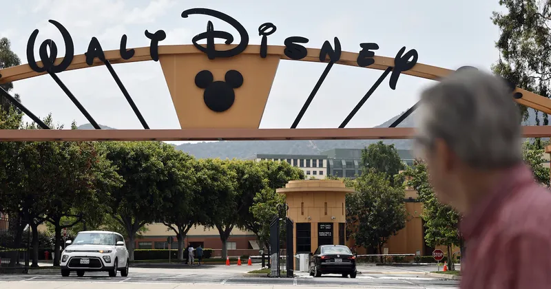 Disney planea recortar cientos de empleos en su división de TV, según WSJ