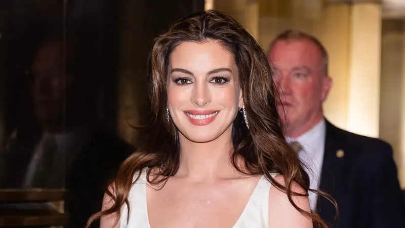 Anne Hathaway revive la moda de los 2000 con el look más sofisticado y nostálgico del verano