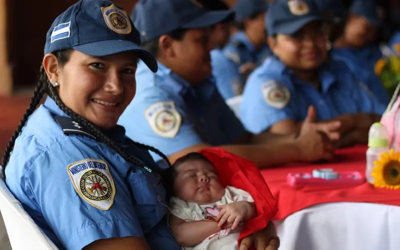Servidoras públicas de Bomberos Unidos celebran el Día de las Madres